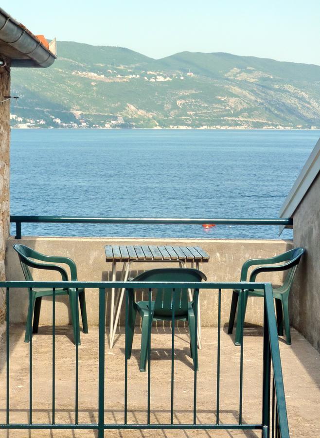 Rose - Apartmani Janovic Lustica Bagian luar foto